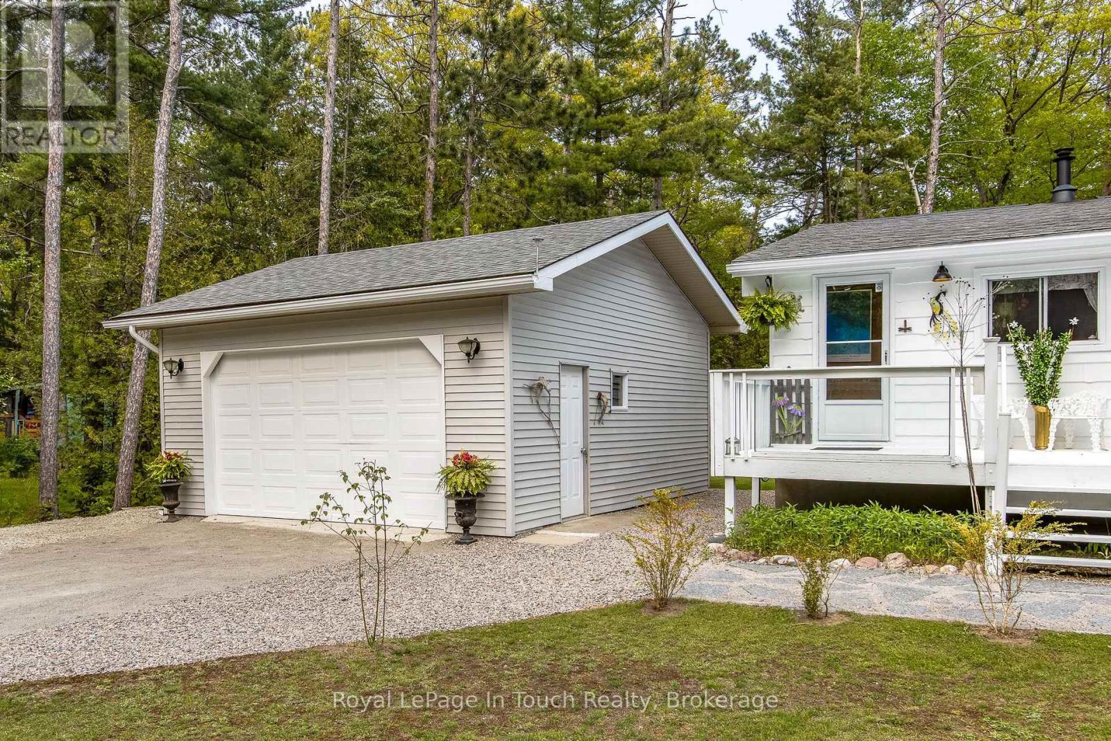 












21 MOONLIGHT COURT

,
Tiny,




Ontario
L9M0H2

