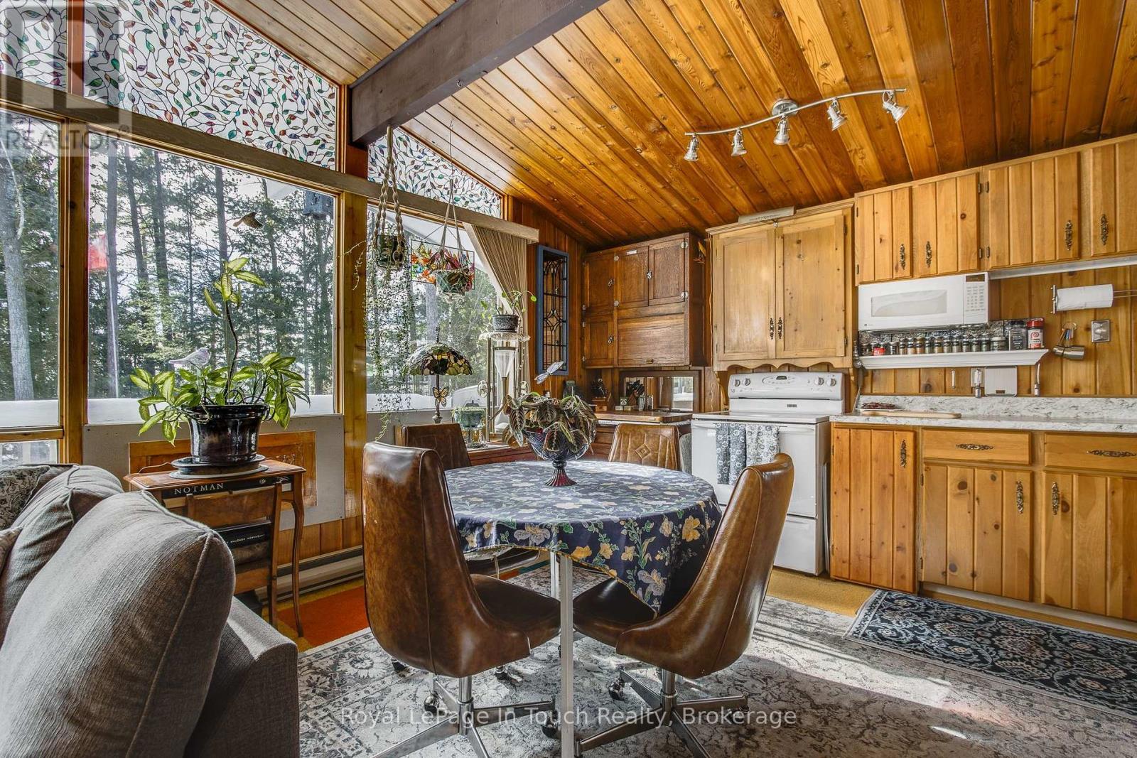












21 MOONLIGHT COURT

,
Tiny,




Ontario
L9M0H2

