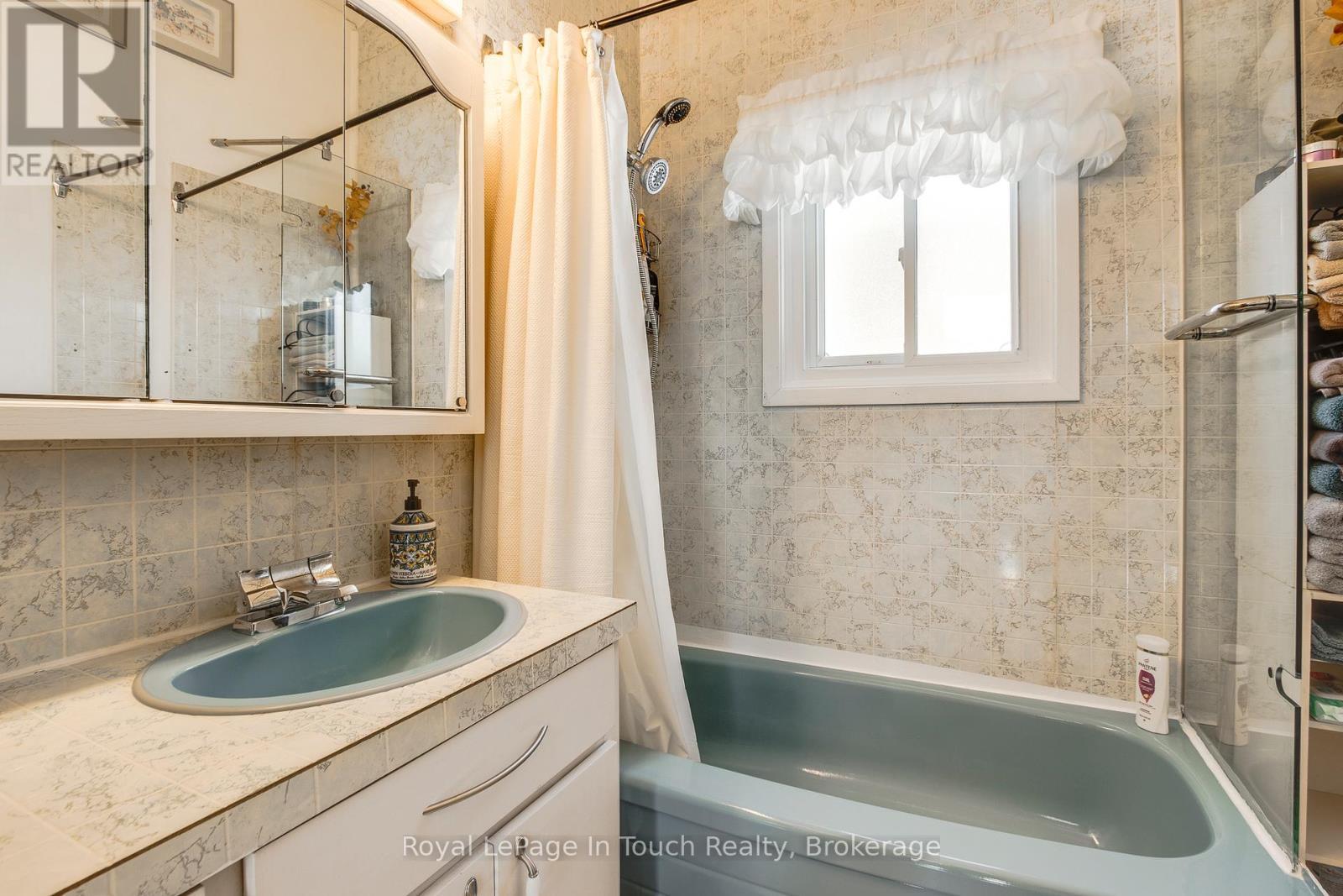 












21 MOONLIGHT COURT

,
Tiny,




Ontario
L9M0H2

