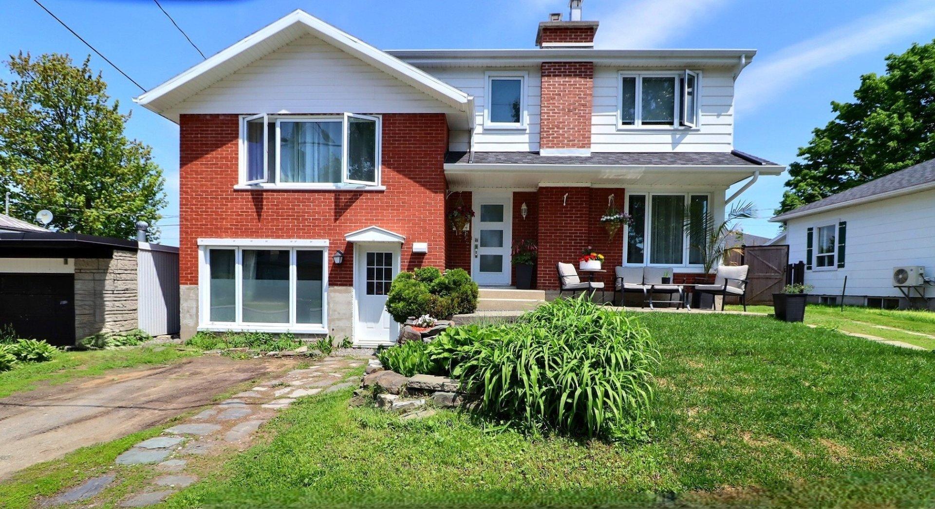 









18Z


Rue Fortier

,
Lévis (Desjardins),




QC
G6V6K8

