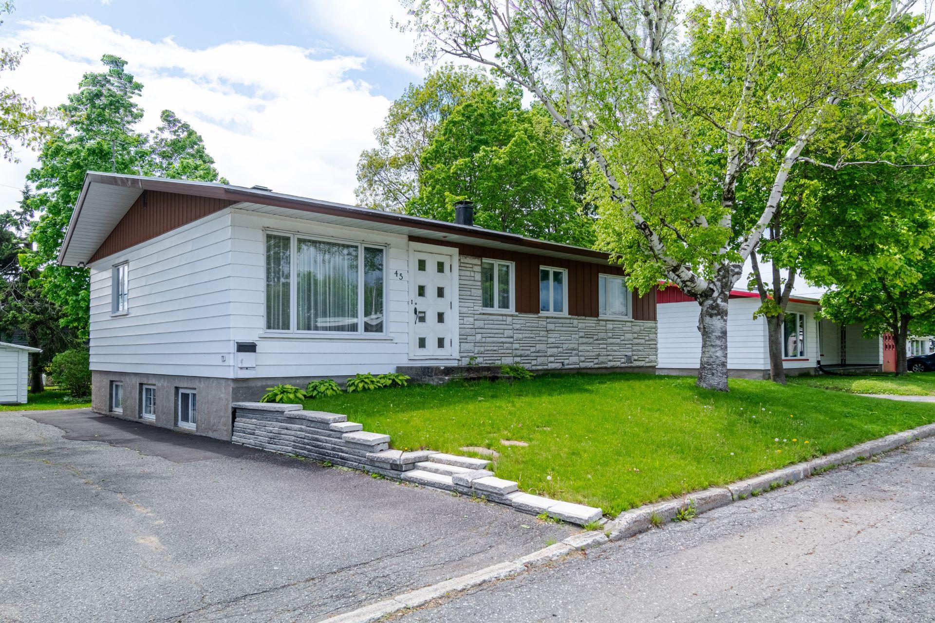 









45


Rue Bernier

,
Lévis (Desjardins),




QC
G6W1T6

