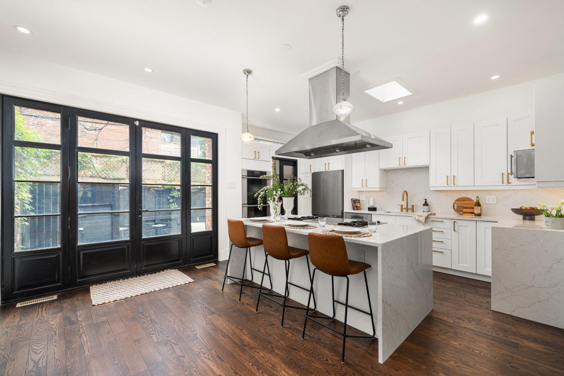 









3982


Av. Laval

,
Montréal (Le Plateau-Mont-Royal),




QC
H2W2J2

