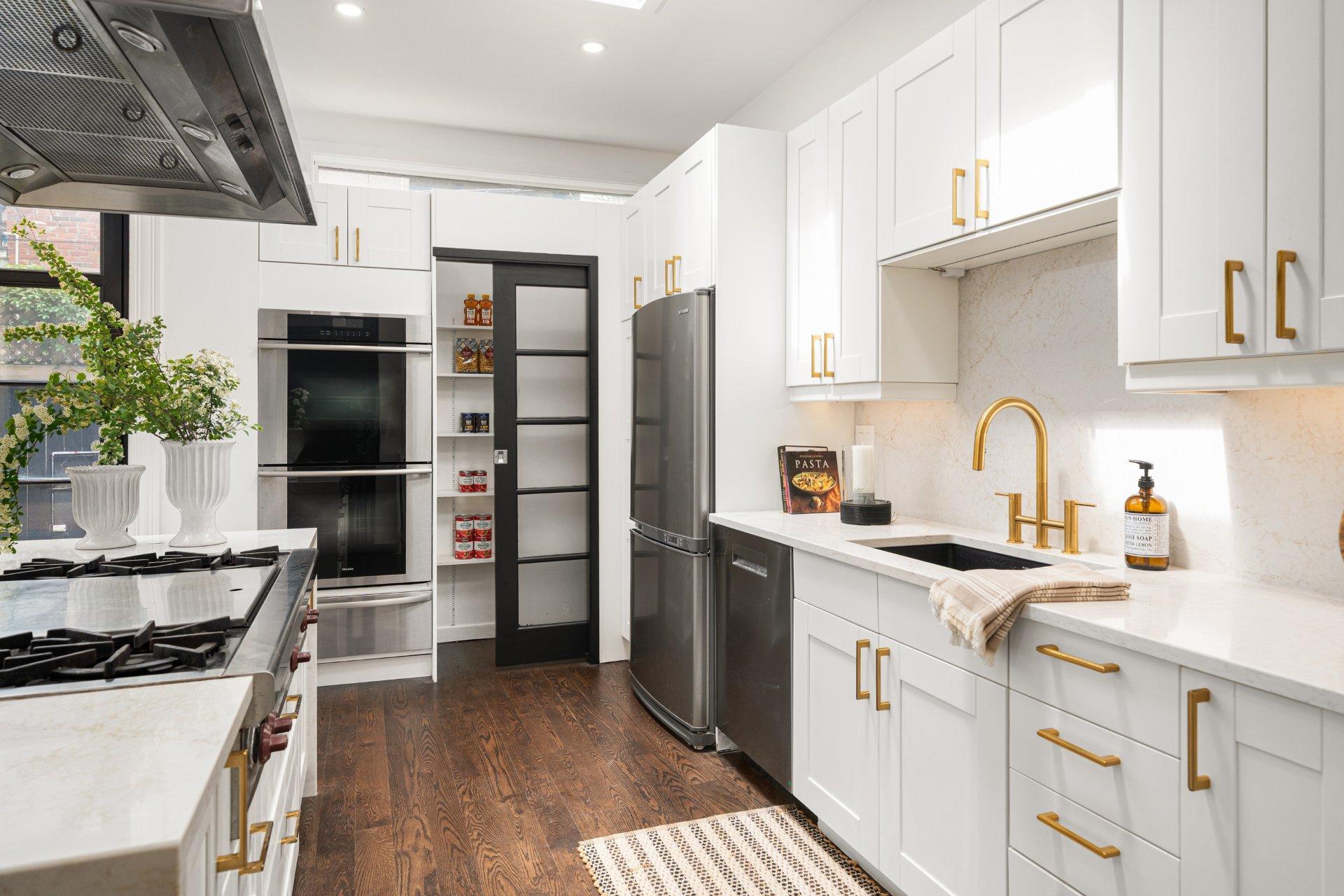 









3982


Av. Laval

,
Montréal (Le Plateau-Mont-Royal),




QC
H2W2J2


