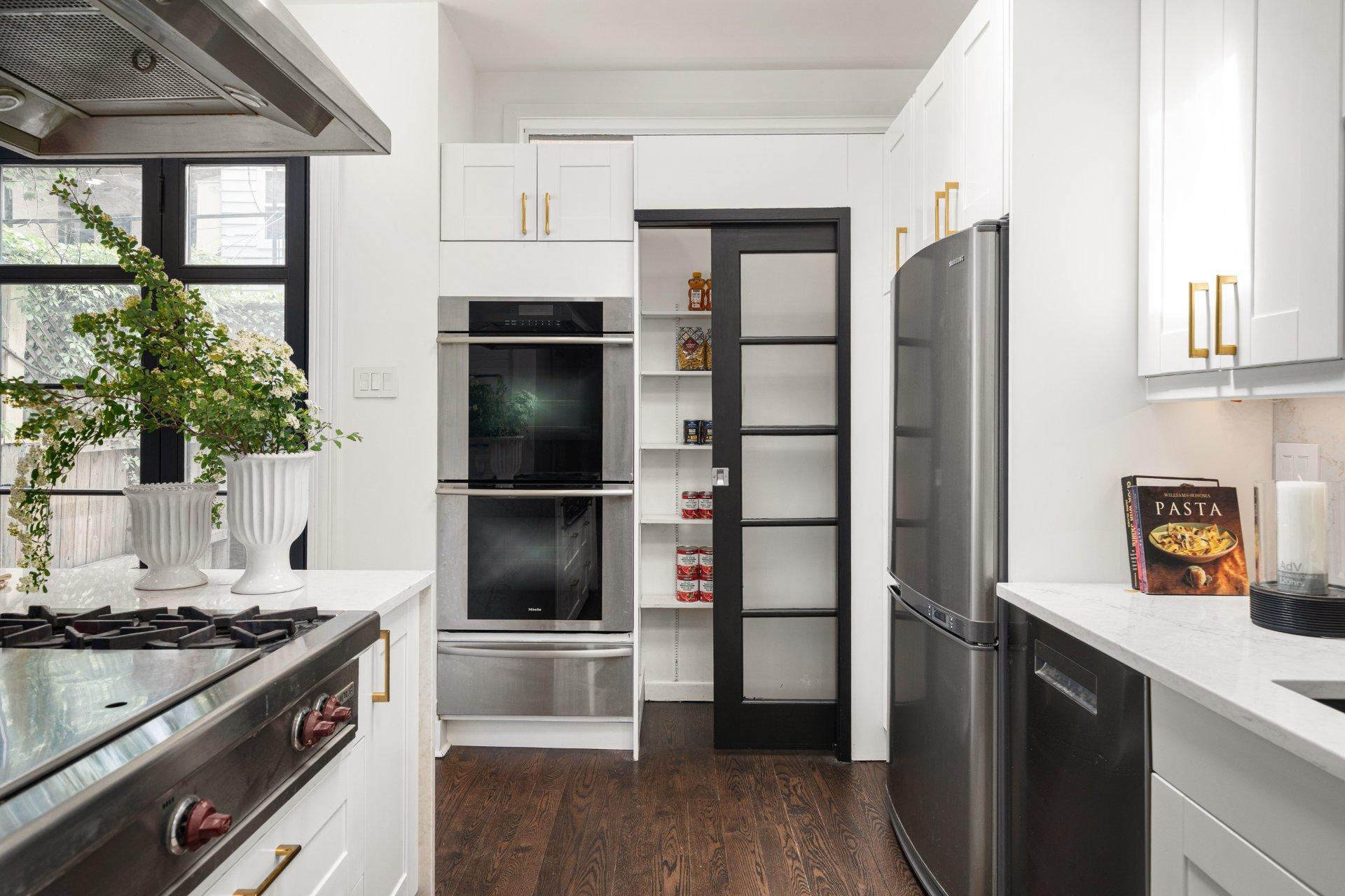 









3982


Av. Laval

,
Montréal (Le Plateau-Mont-Royal),




QC
H2W2J2

