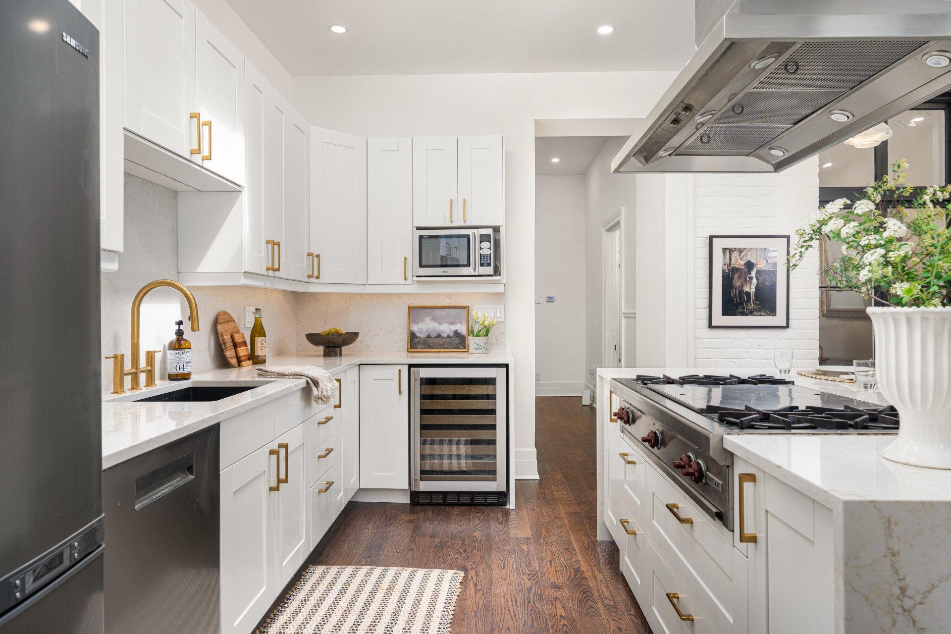 









3982


Av. Laval

,
Montréal (Le Plateau-Mont-Royal),




QC
H2W2J2

