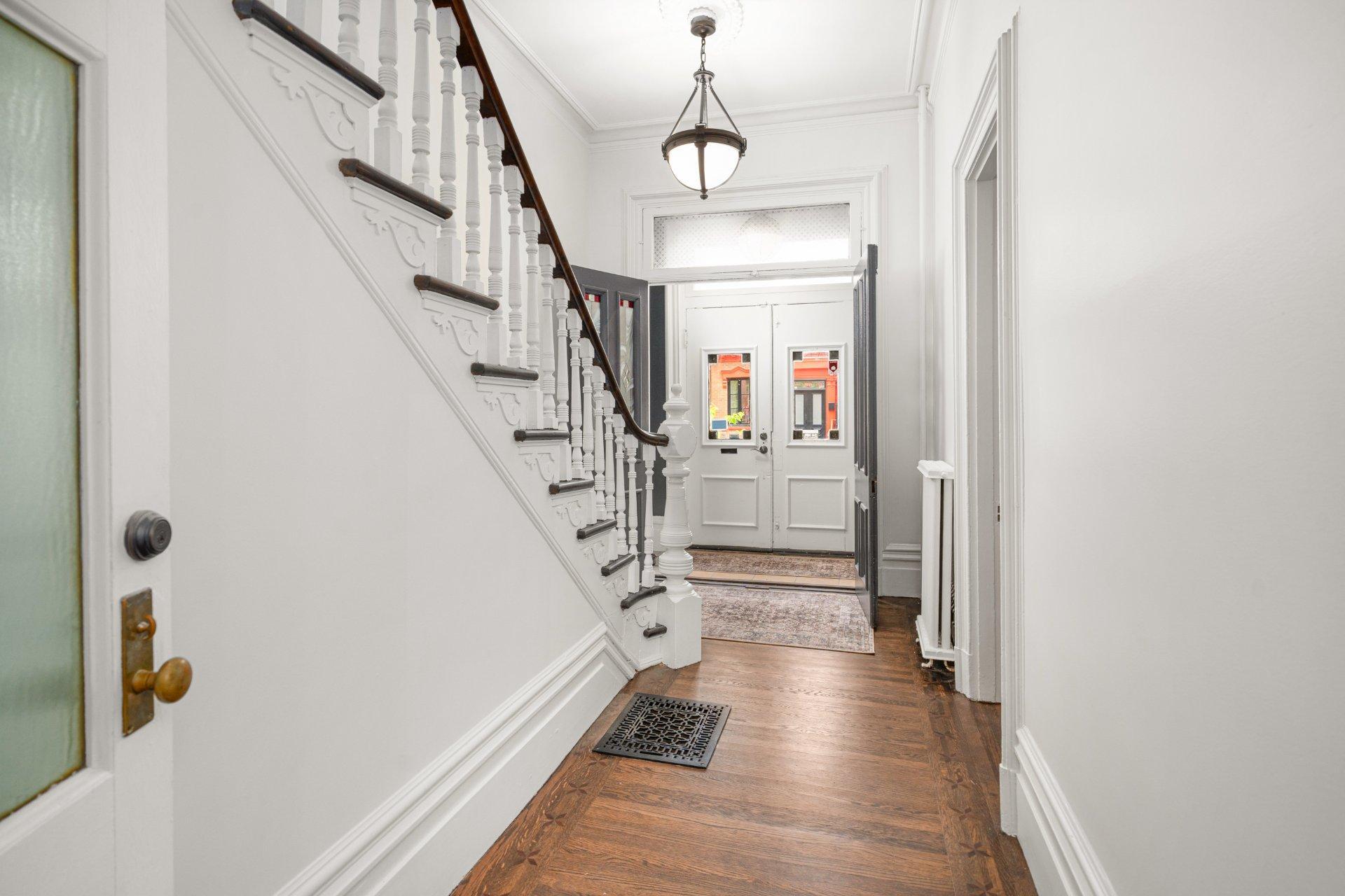 









3982


Av. Laval

,
Montréal (Le Plateau-Mont-Royal),




QC
H2W2J2

