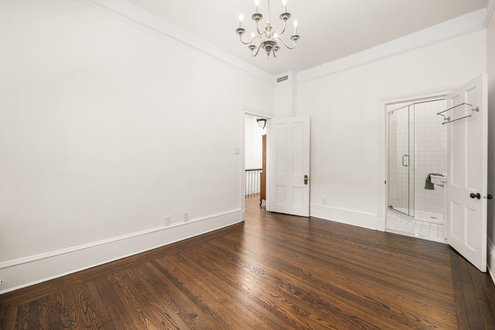 









3982


Av. Laval

,
Montréal (Le Plateau-Mont-Royal),




QC
H2W2J2


