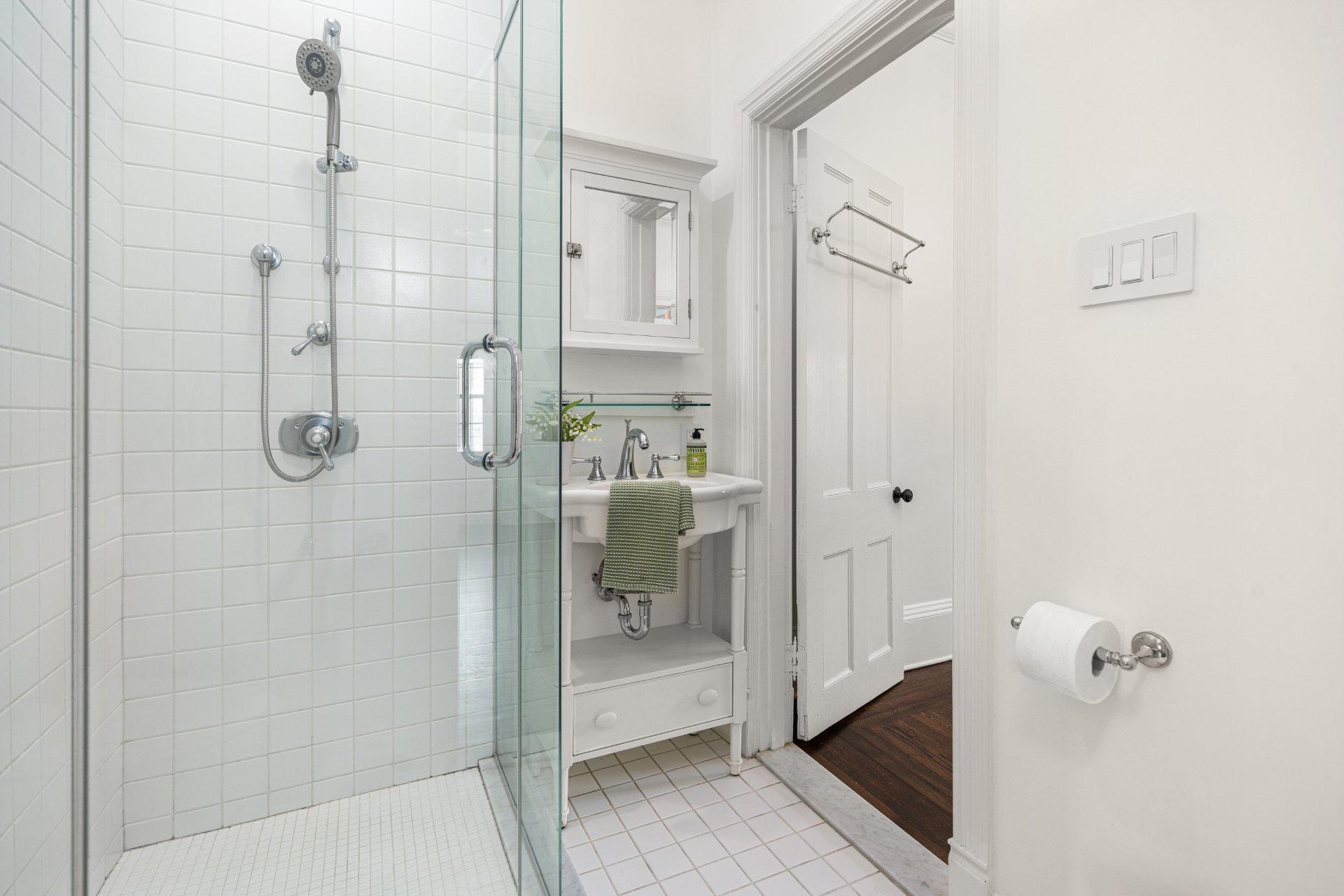 









3982


Av. Laval

,
Montréal (Le Plateau-Mont-Royal),




QC
H2W2J2

