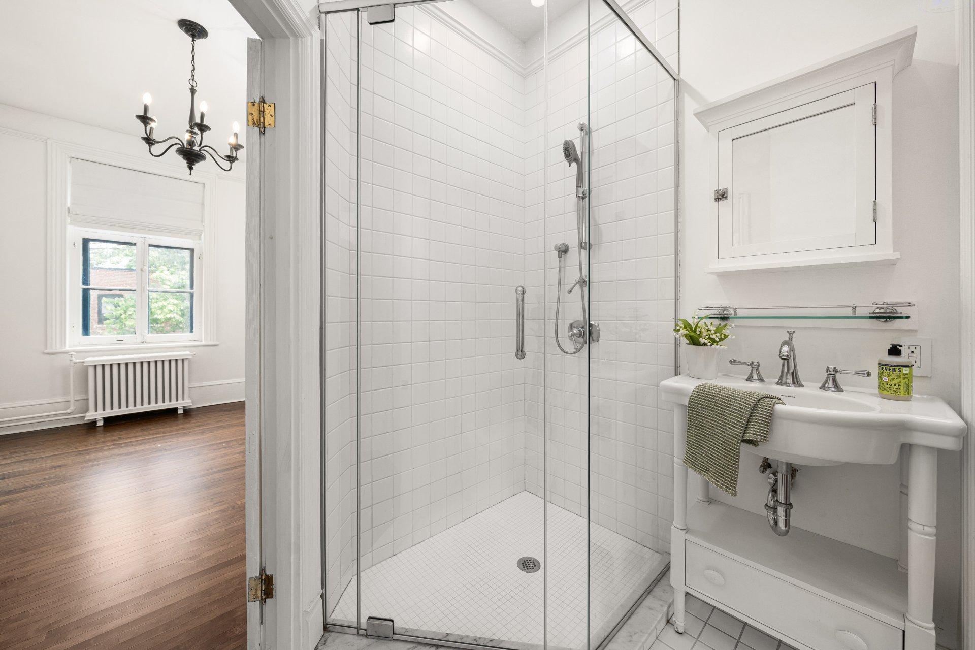 









3982


Av. Laval

,
Montréal (Le Plateau-Mont-Royal),




QC
H2W2J2

