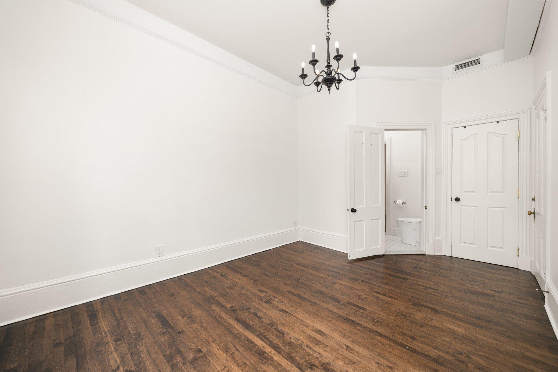 









3982


Av. Laval

,
Montréal (Le Plateau-Mont-Royal),




QC
H2W2J2

