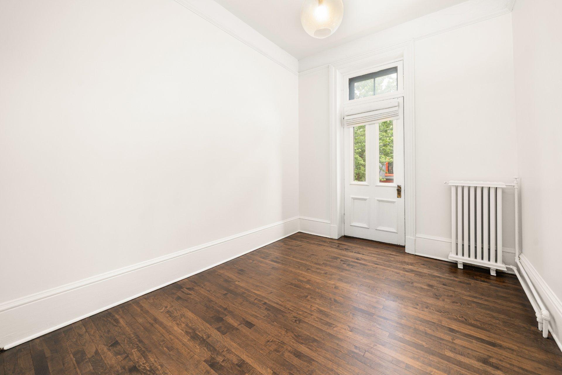 









3982


Av. Laval

,
Montréal (Le Plateau-Mont-Royal),




QC
H2W2J2


