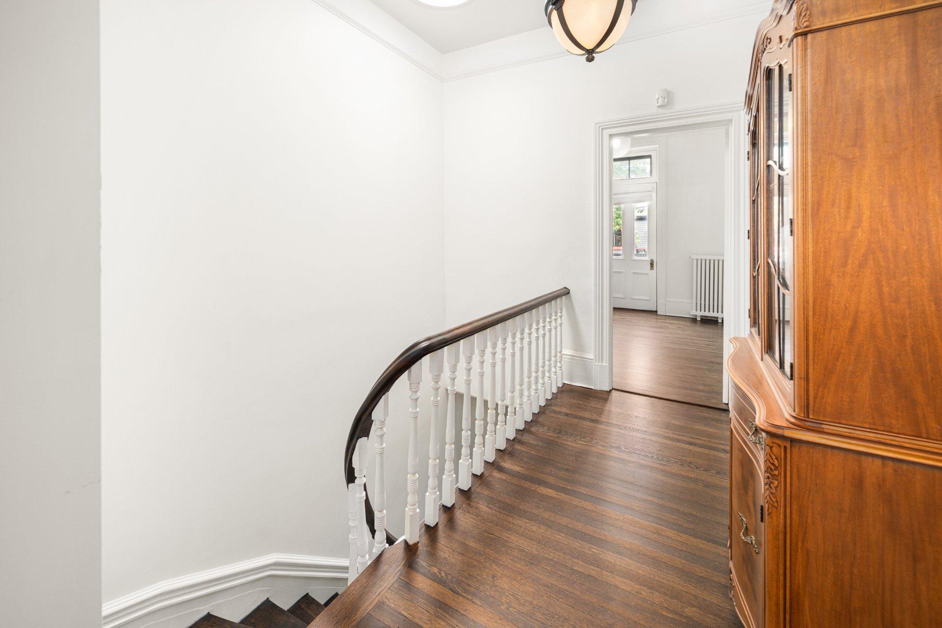 









3982


Av. Laval

,
Montréal (Le Plateau-Mont-Royal),




QC
H2W2J2

