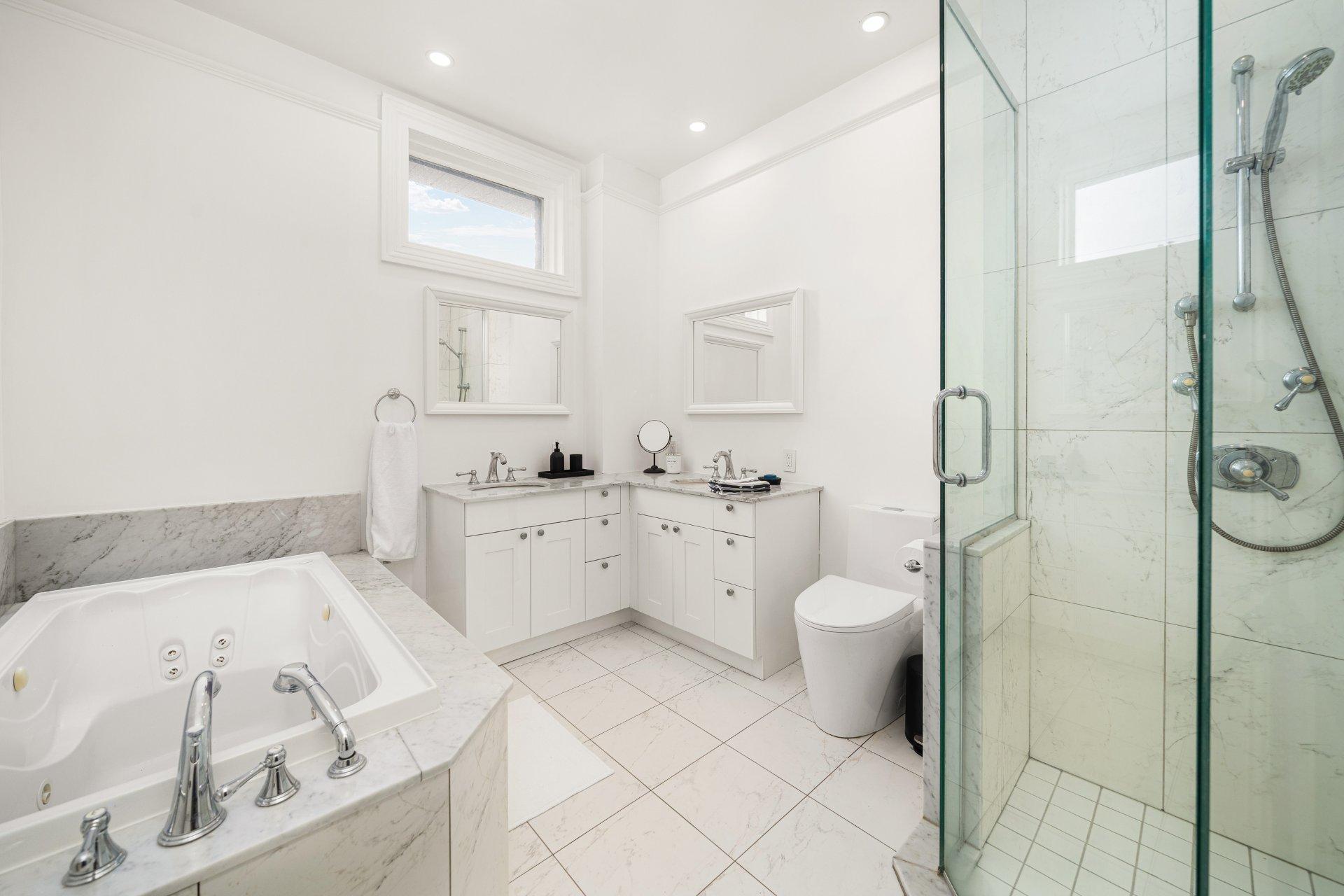 









3982


Av. Laval

,
Montréal (Le Plateau-Mont-Royal),




QC
H2W2J2

