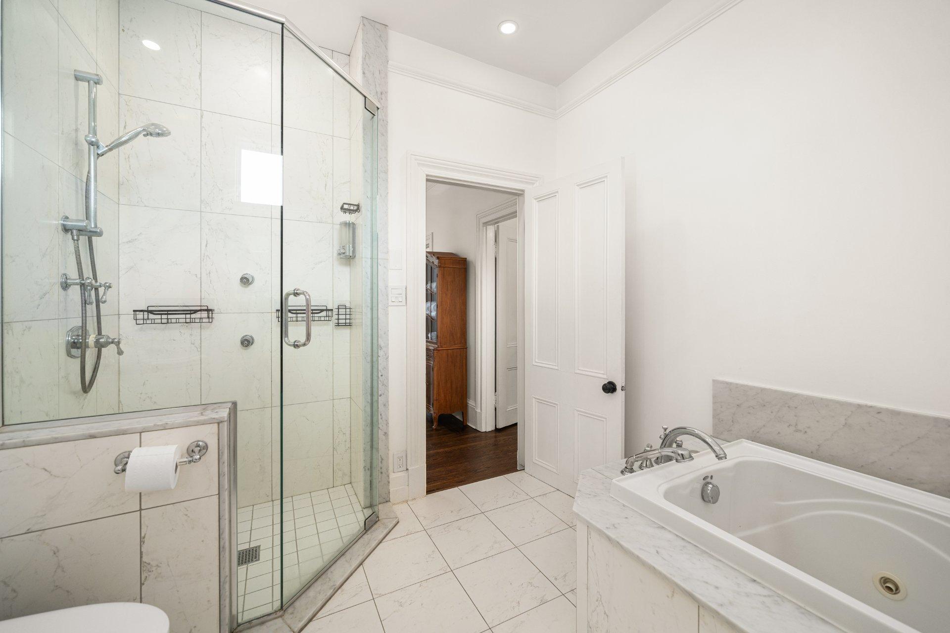 









3982


Av. Laval

,
Montréal (Le Plateau-Mont-Royal),




QC
H2W2J2

