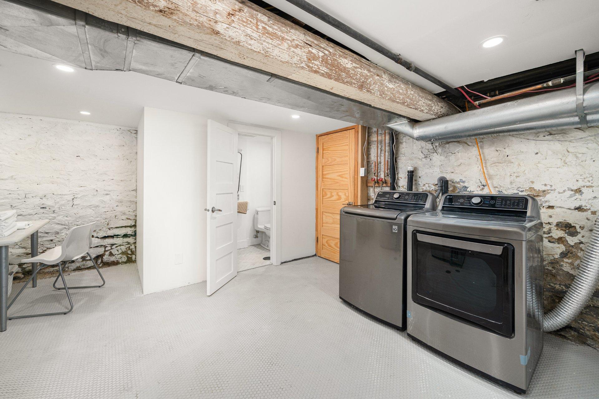 









3982


Av. Laval

,
Montréal (Le Plateau-Mont-Royal),




QC
H2W2J2

