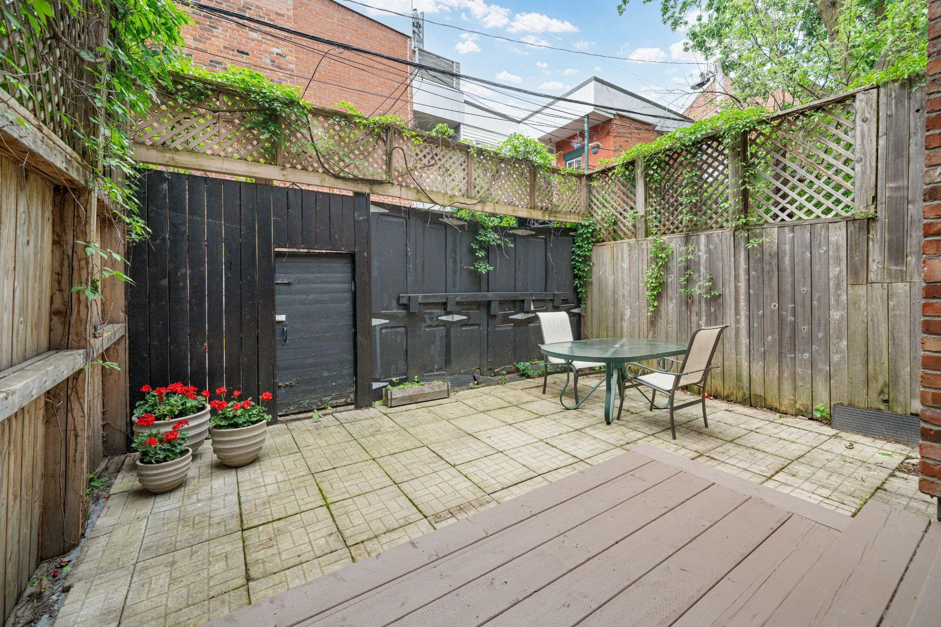 









3982


Av. Laval

,
Montréal (Le Plateau-Mont-Royal),




QC
H2W2J2

