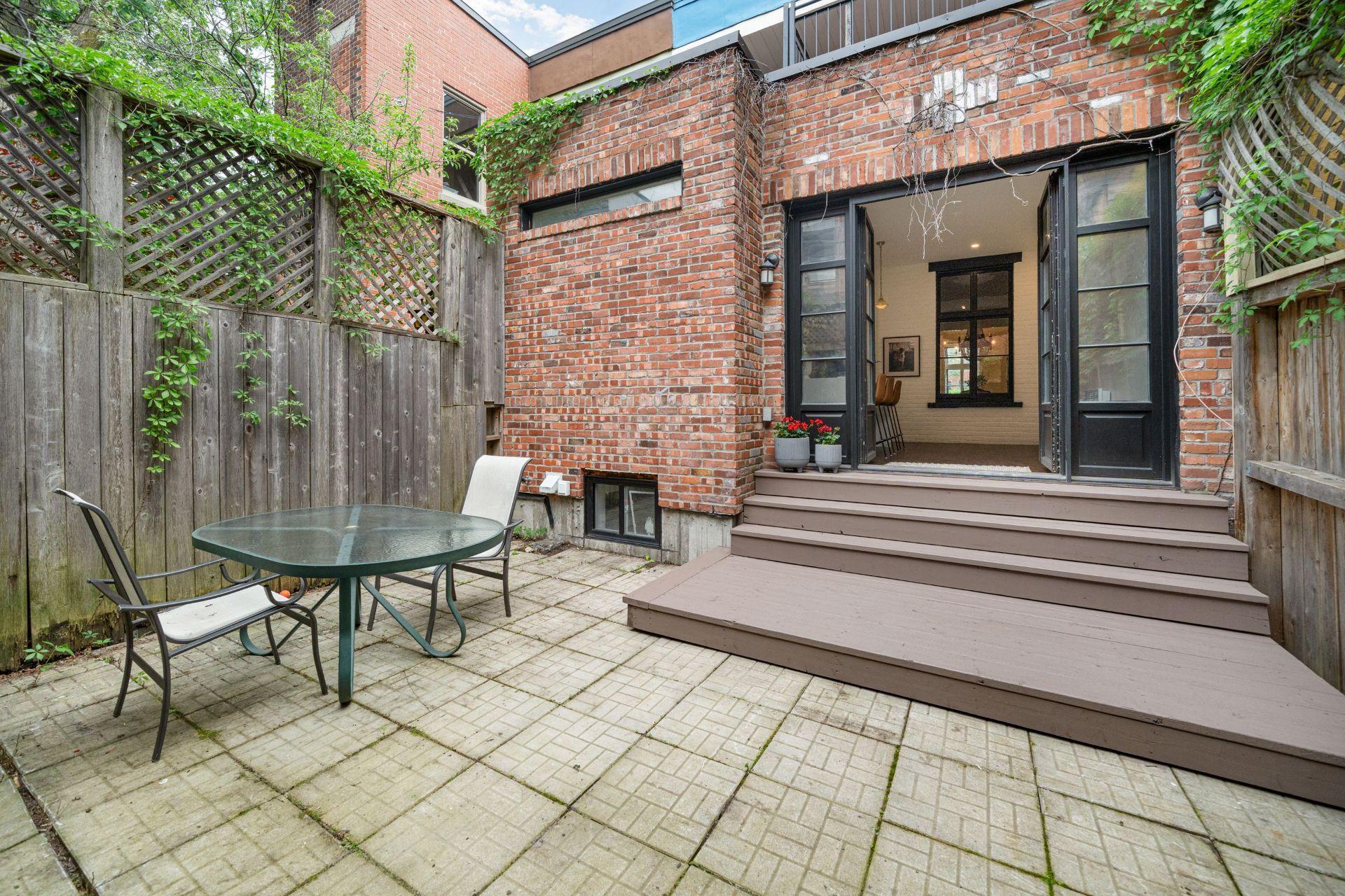 









3982


Av. Laval

,
Montréal (Le Plateau-Mont-Royal),




QC
H2W2J2

