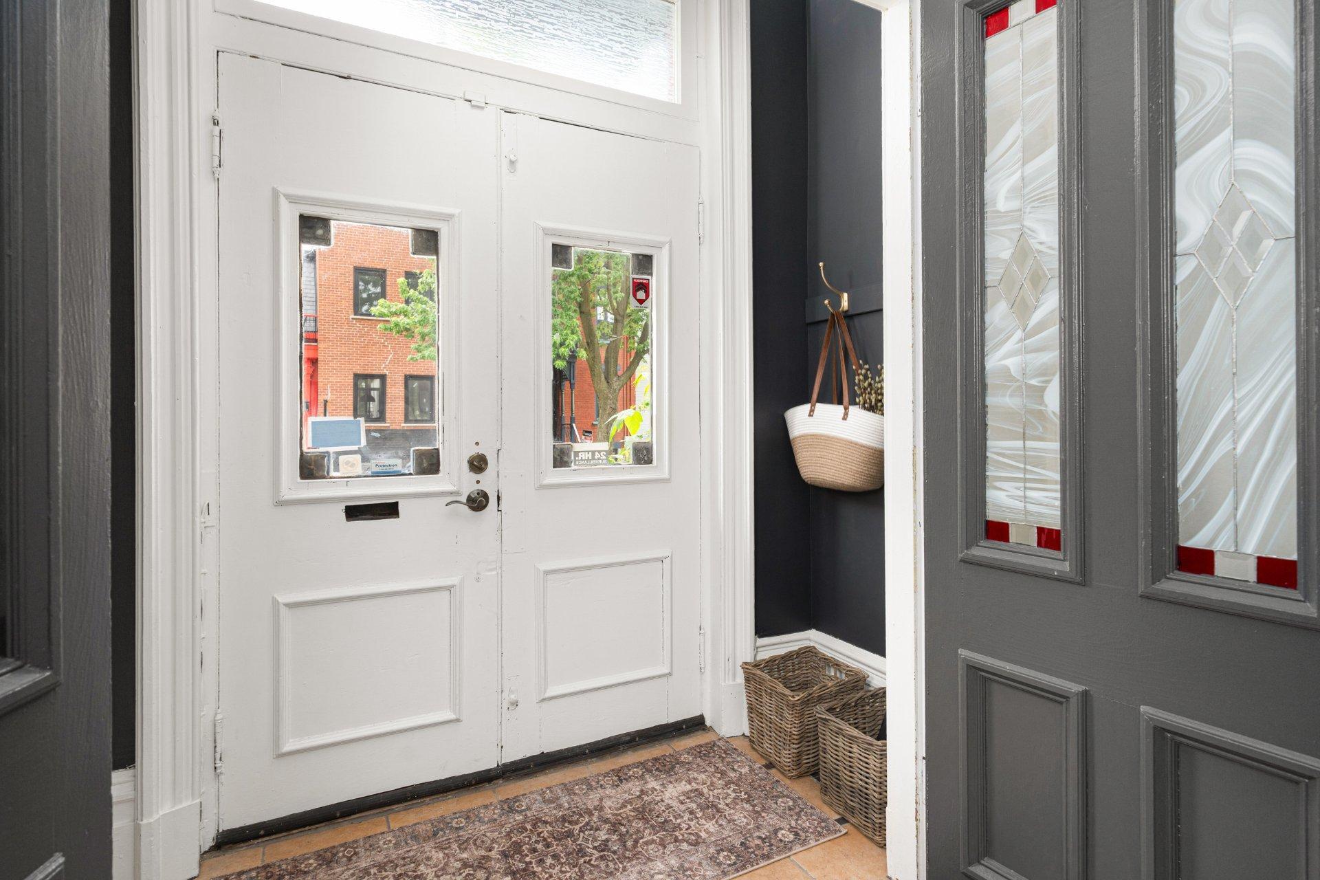 









3982


Av. Laval

,
Montréal (Le Plateau-Mont-Royal),




QC
H2W2J2

