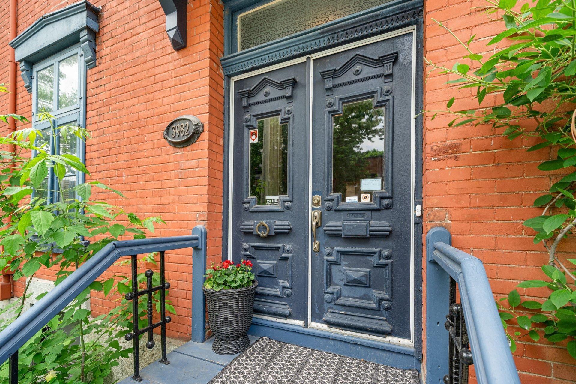 









3982


Av. Laval

,
Montréal (Le Plateau-Mont-Royal),




QC
H2W2J2

