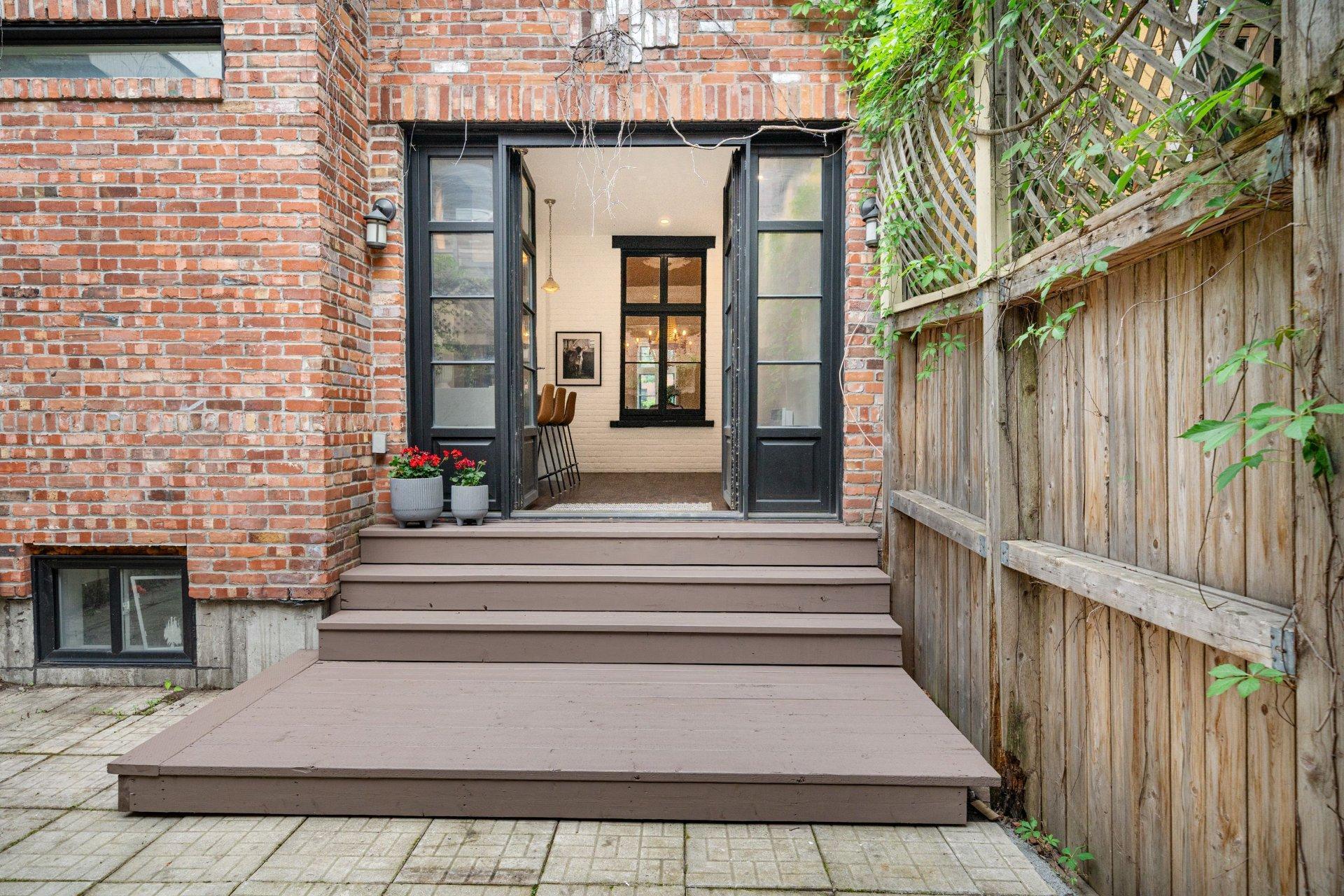 









3982


Av. Laval

,
Montréal (Le Plateau-Mont-Royal),




QC
H2W2J2

