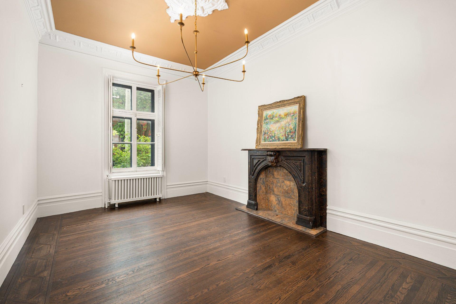 









3982


Av. Laval

,
Montréal (Le Plateau-Mont-Royal),




QC
H2W2J2

