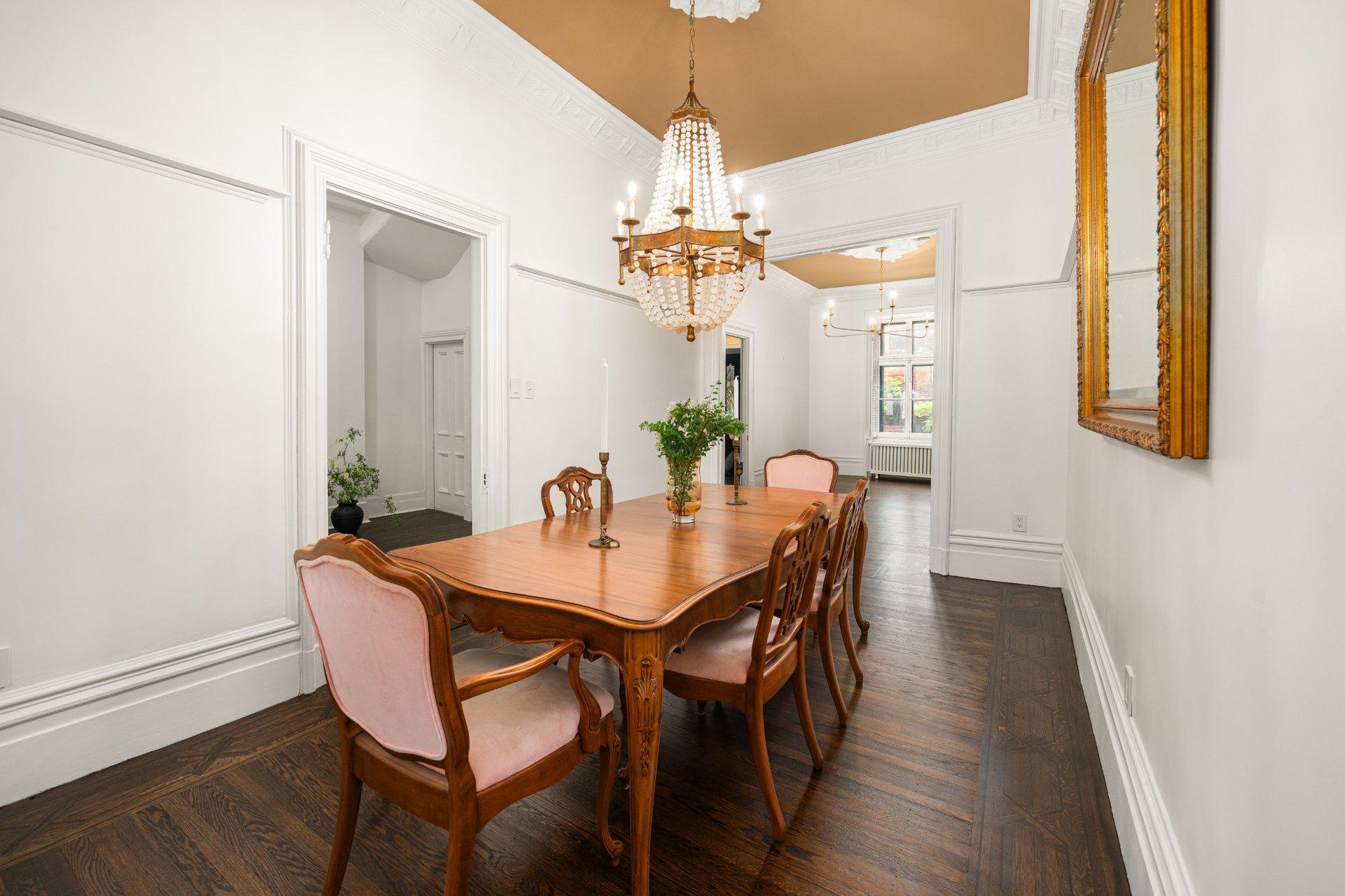 









3982


Av. Laval

,
Montréal (Le Plateau-Mont-Royal),




QC
H2W2J2

