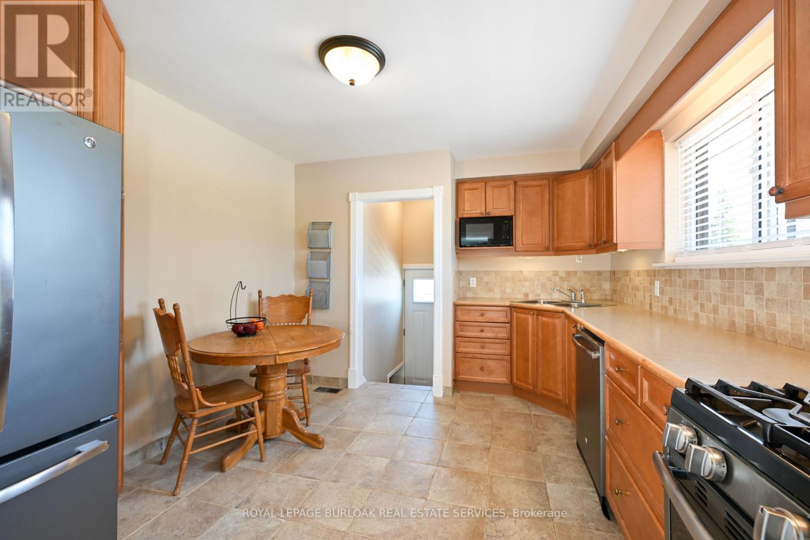 












419 HAMPTON HEATH ROAD

,
Burlington,




Ontario
L7L4R3

