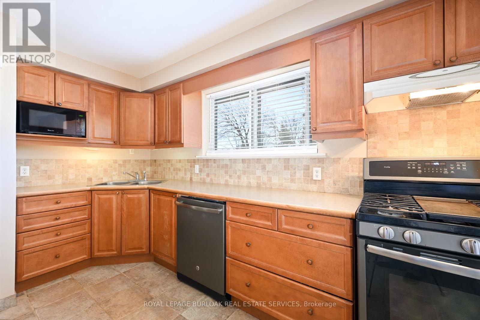 












419 HAMPTON HEATH ROAD

,
Burlington,




Ontario
L7L4R3

