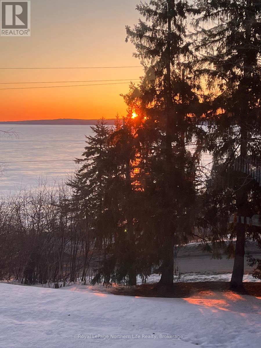 












6 LOWRY STREET

,
Temiskaming Shores (Haileybury),




Ontario
P0J1K0

