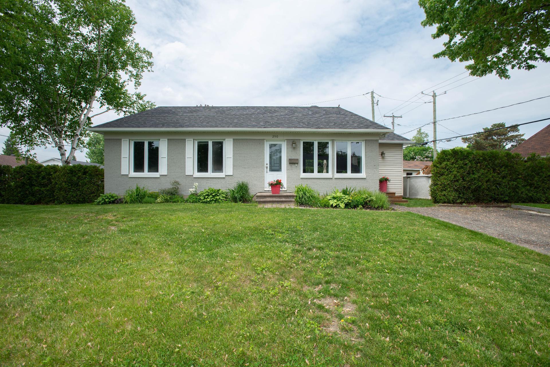 









250


Rue de Cherbourg

,
Lévis (Les Chutes-de-la-Chaudière-Ouest),




QC
G7A1P6

