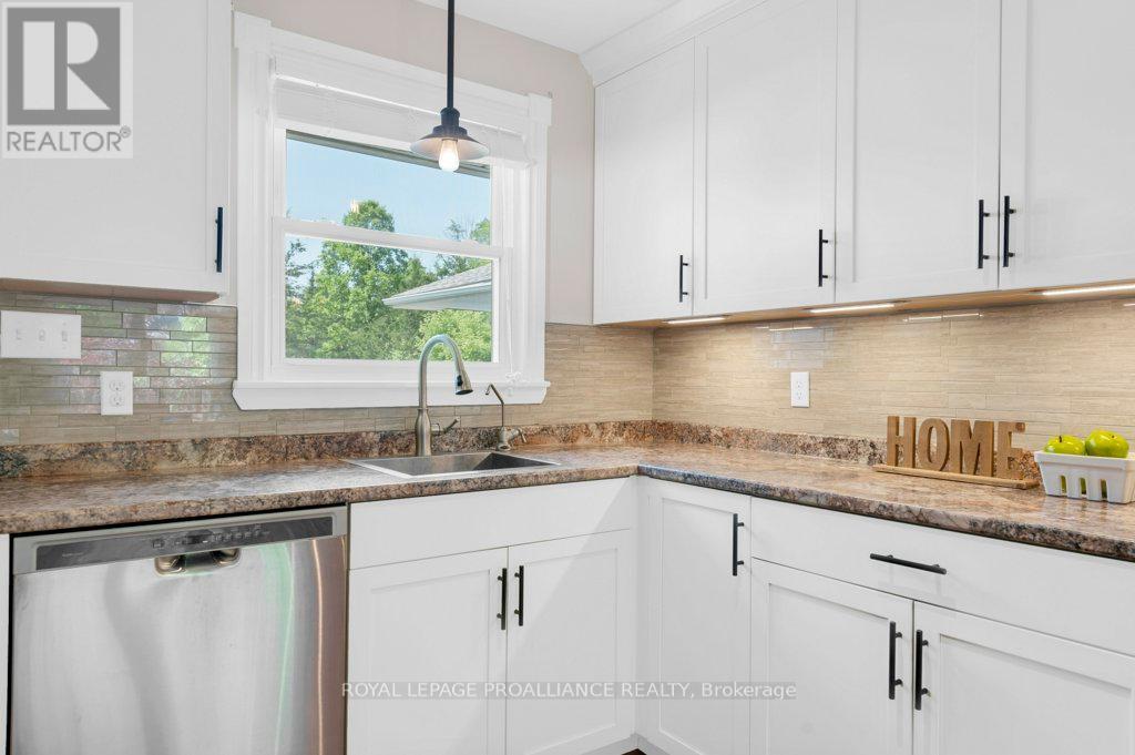 












105A&B BERNARD LONG ROAD

,
Quinte West (Trenton Ward),




Ontario
K8V5P6

