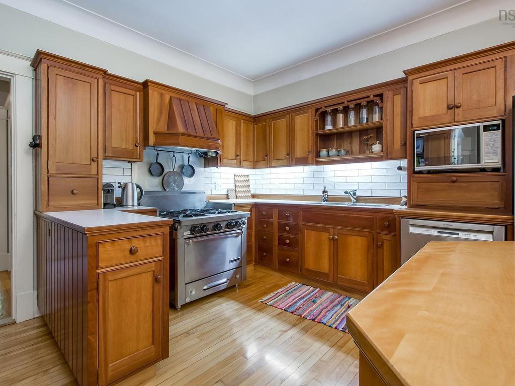 












1589 Larch Street

,
Halifax,




NS
B3H 3W9

