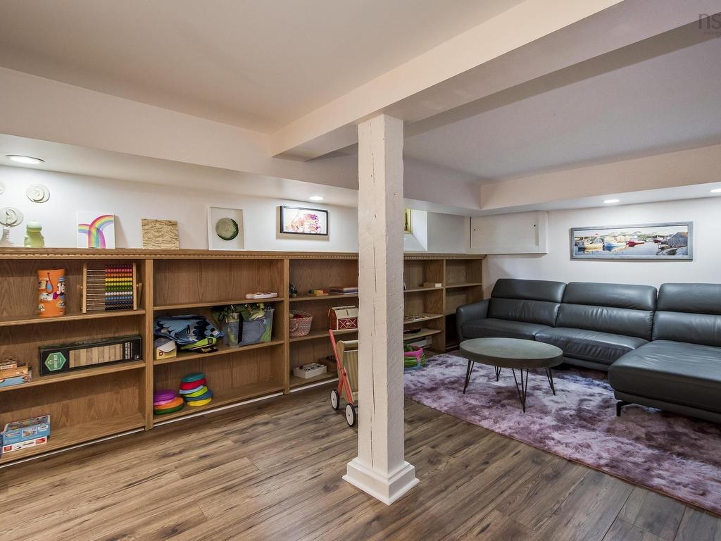 












1589 Larch Street

,
Halifax,




NS
B3H 3W9

