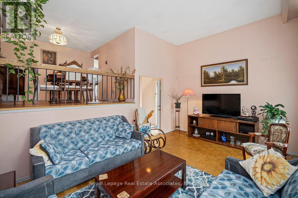 












4353 BRANDON GATE DRIVE

,
Mississauga,




Ontario
L4T3K6

