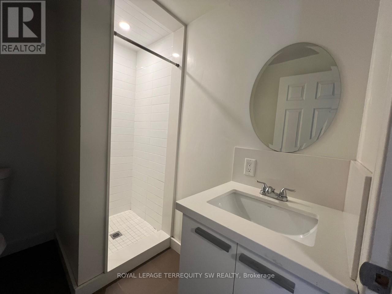 












3 - 213 QUEEN STREET E

,
Toronto,




Ontario
M5A1S2


