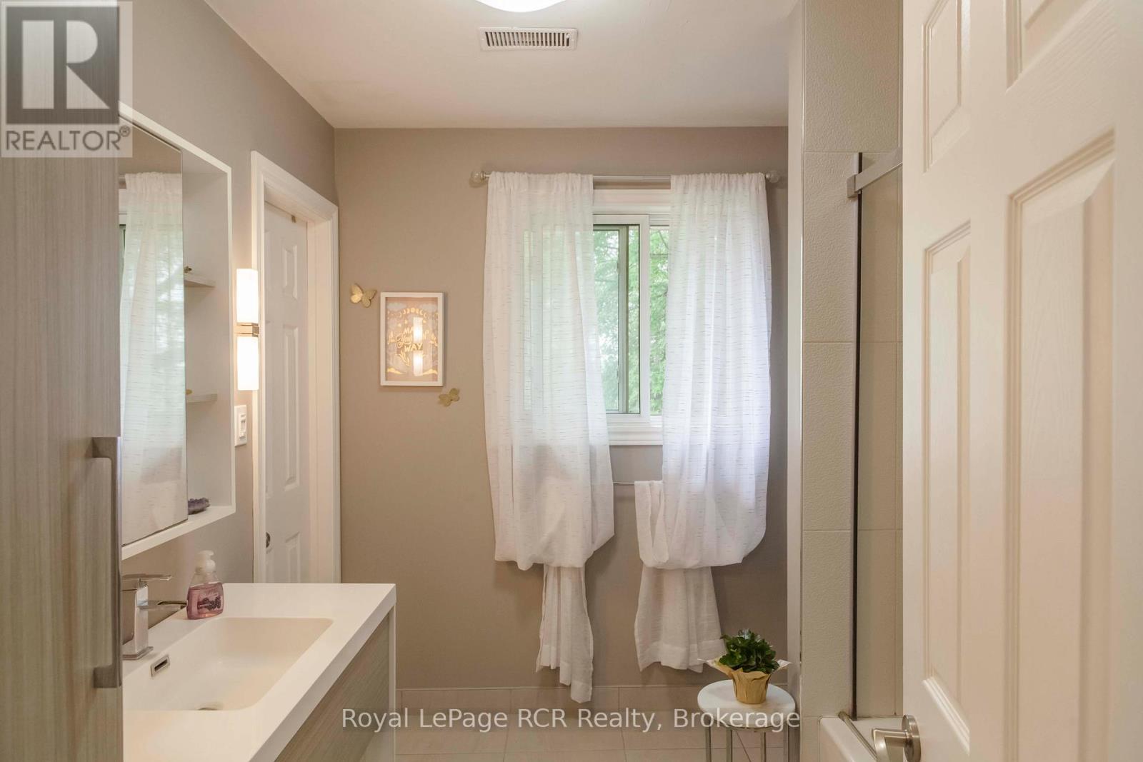 












202122 21 HIGHWAY

,
Georgian Bluffs,







Ontario
N4K5N7

