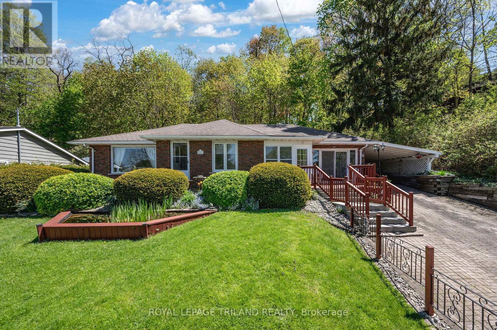 












237 FRANCES STREET

,
Central Elgin (Port Stanley),




Ontario
N5L1A8

