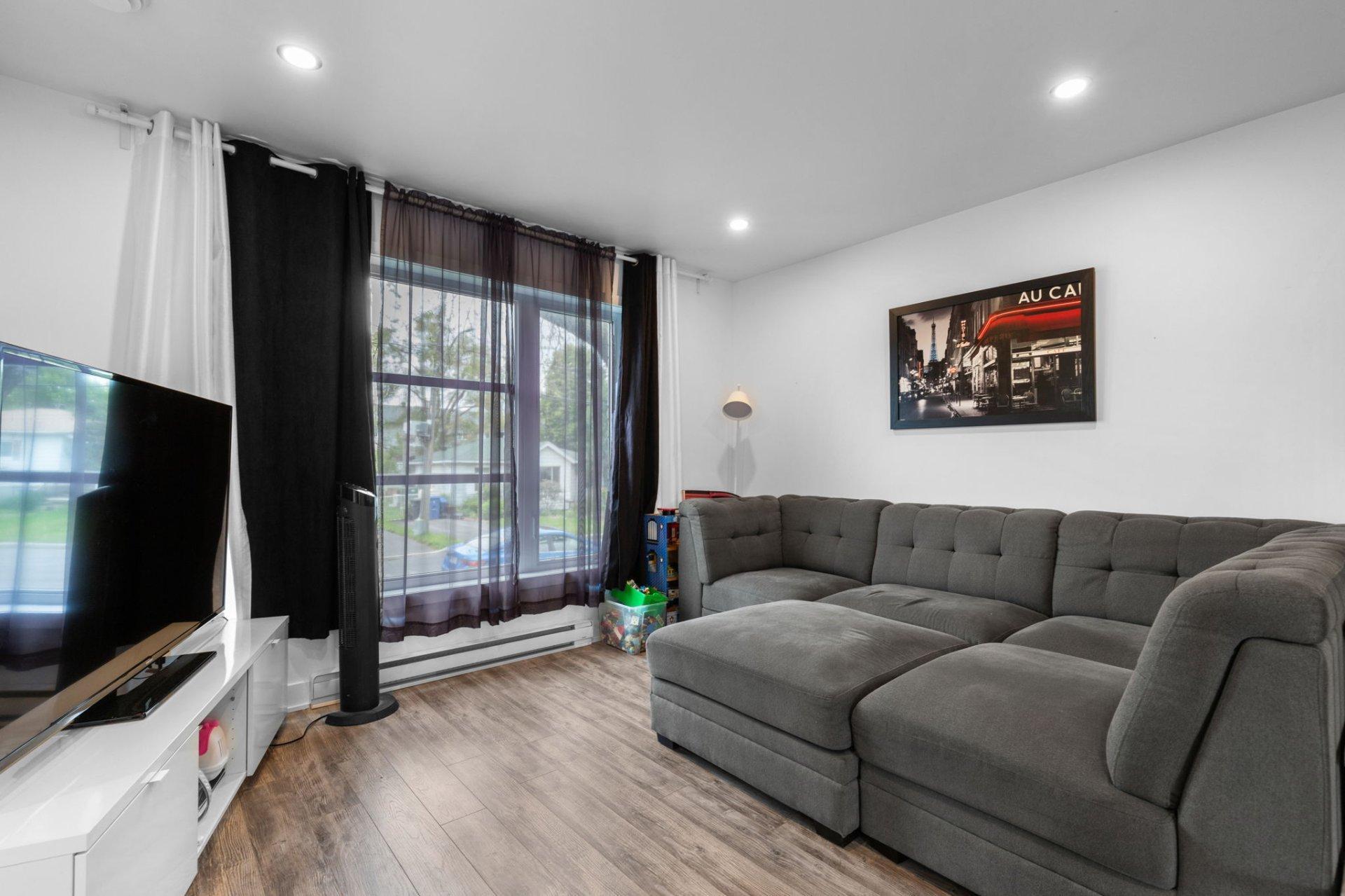 









5325

 - 5327


Rue Baillargeon

,
Longueuil (Saint-Hubert),




QC
J3Y2A9


