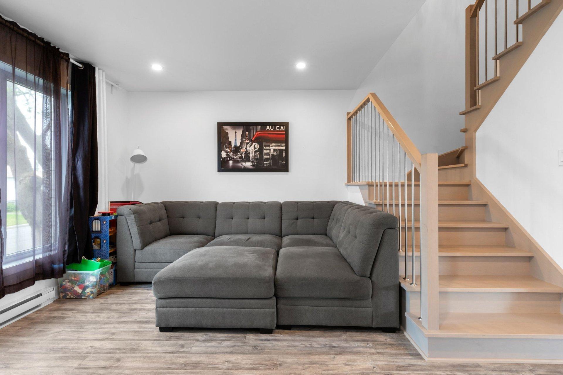 









5325

 - 5327


Rue Baillargeon

,
Longueuil (Saint-Hubert),




QC
J3Y2A9

