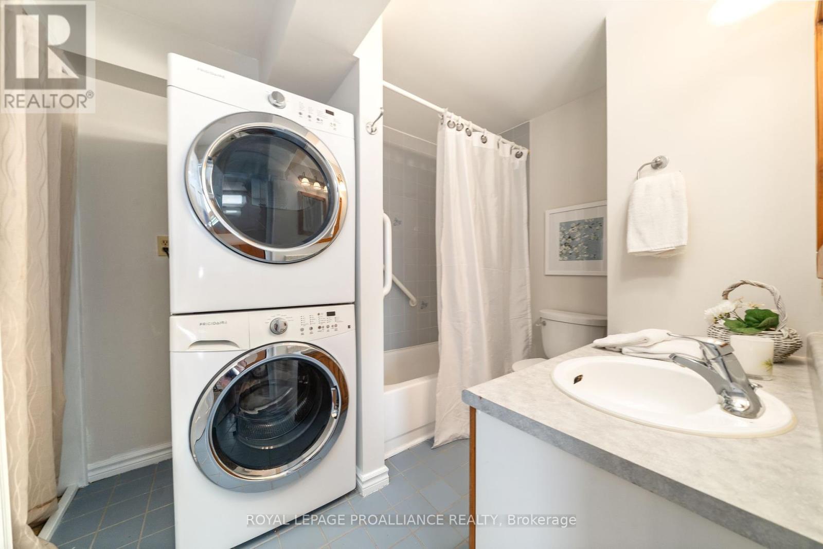 












302 - 172 MAIN STREET

,
Prince Edward County (Picton Ward),




Ontario
K0K2T0


