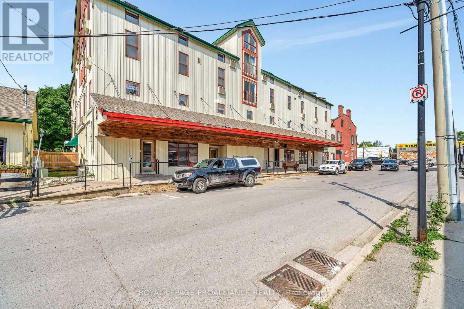 












302 - 172 MAIN STREET

,
Prince Edward County (Picton Ward),




Ontario
K0K2T0

