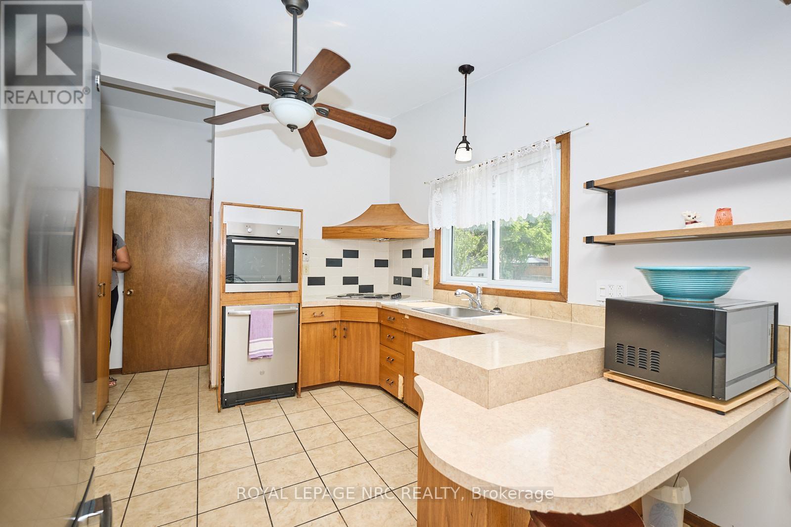 












4206 GLENAYR AVENUE

,
Niagara Falls (Morrison),




Ontario
L2E6J9

