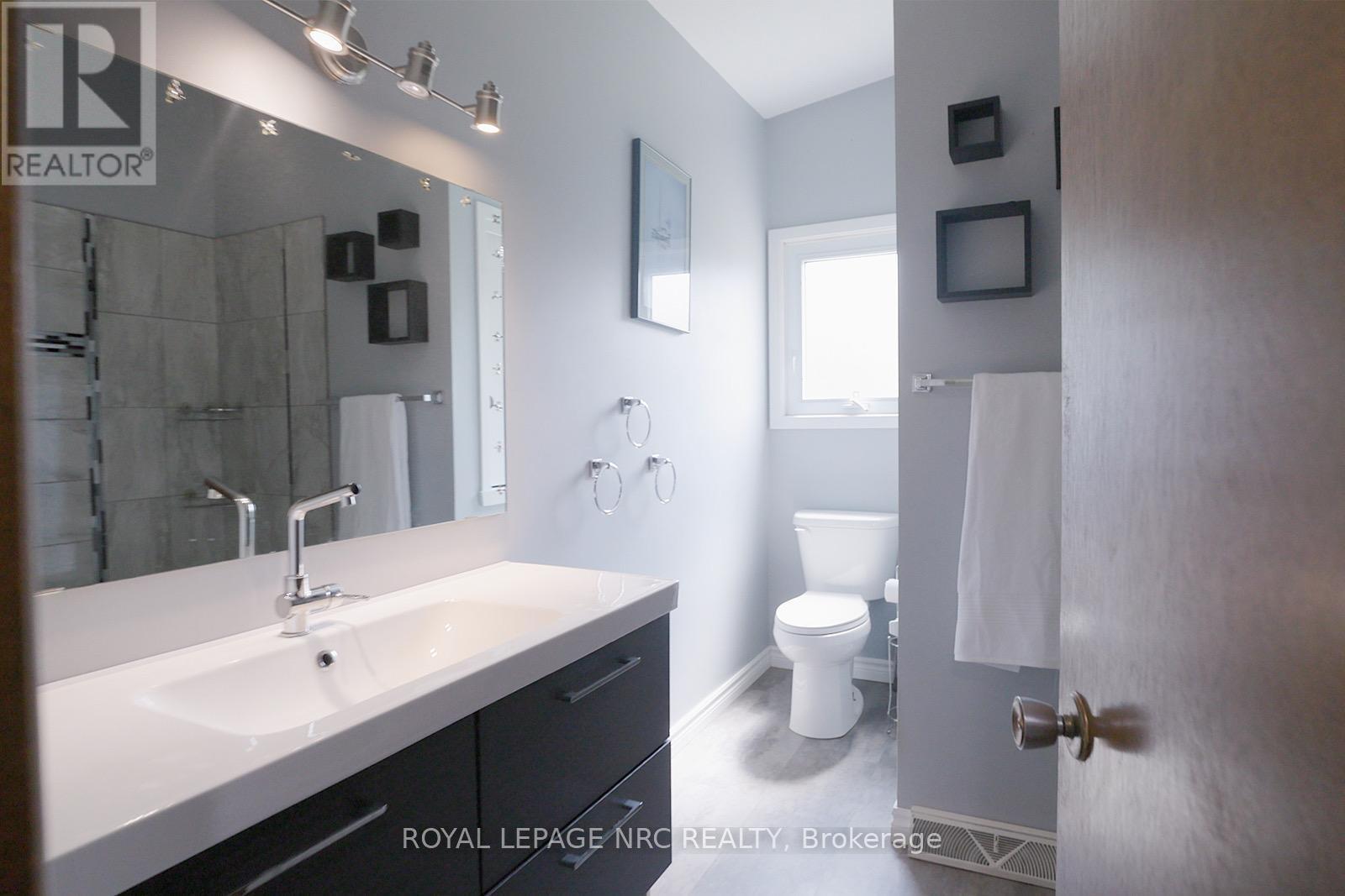 












4206 GLENAYR AVENUE

,
Niagara Falls (Morrison),




Ontario
L2E6J9


