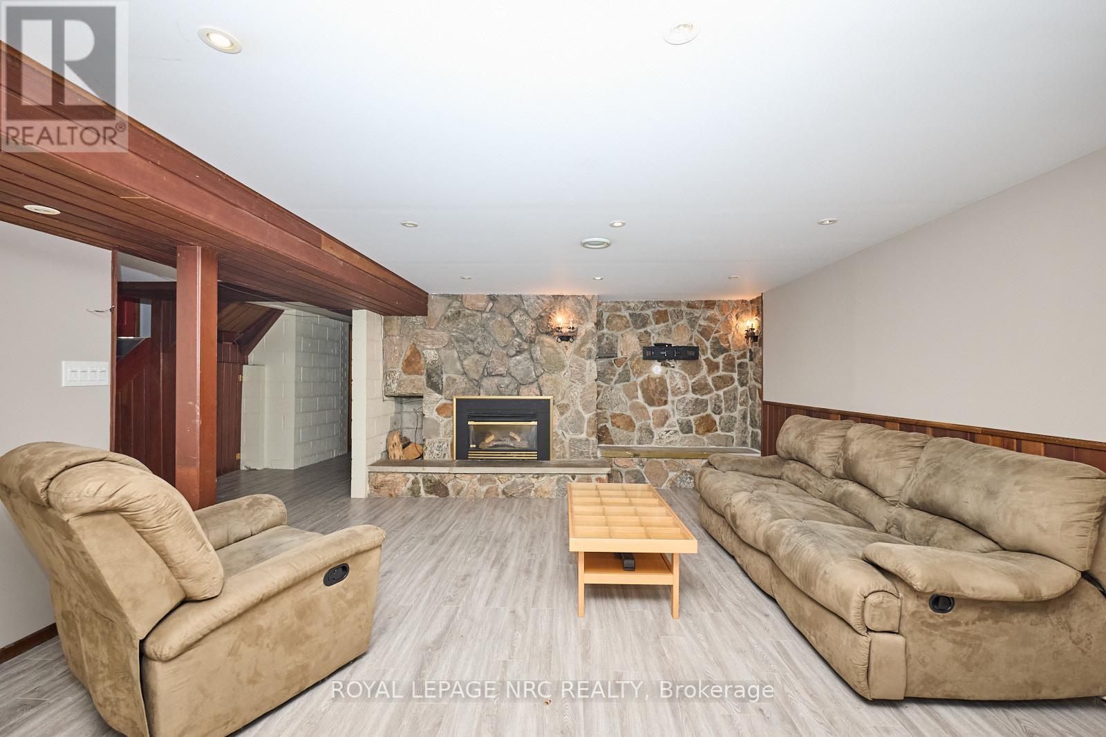 












4206 GLENAYR AVENUE

,
Niagara Falls (Morrison),




Ontario
L2E6J9

