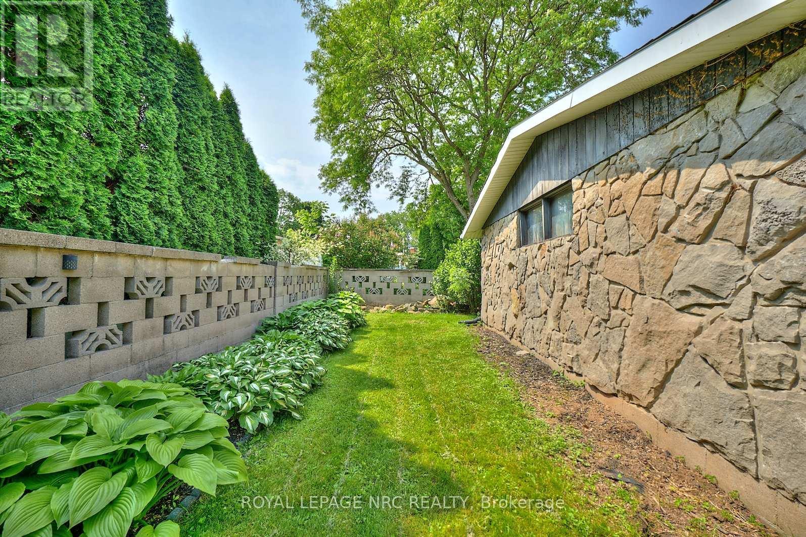 












4206 GLENAYR AVENUE

,
Niagara Falls (Morrison),




Ontario
L2E6J9

