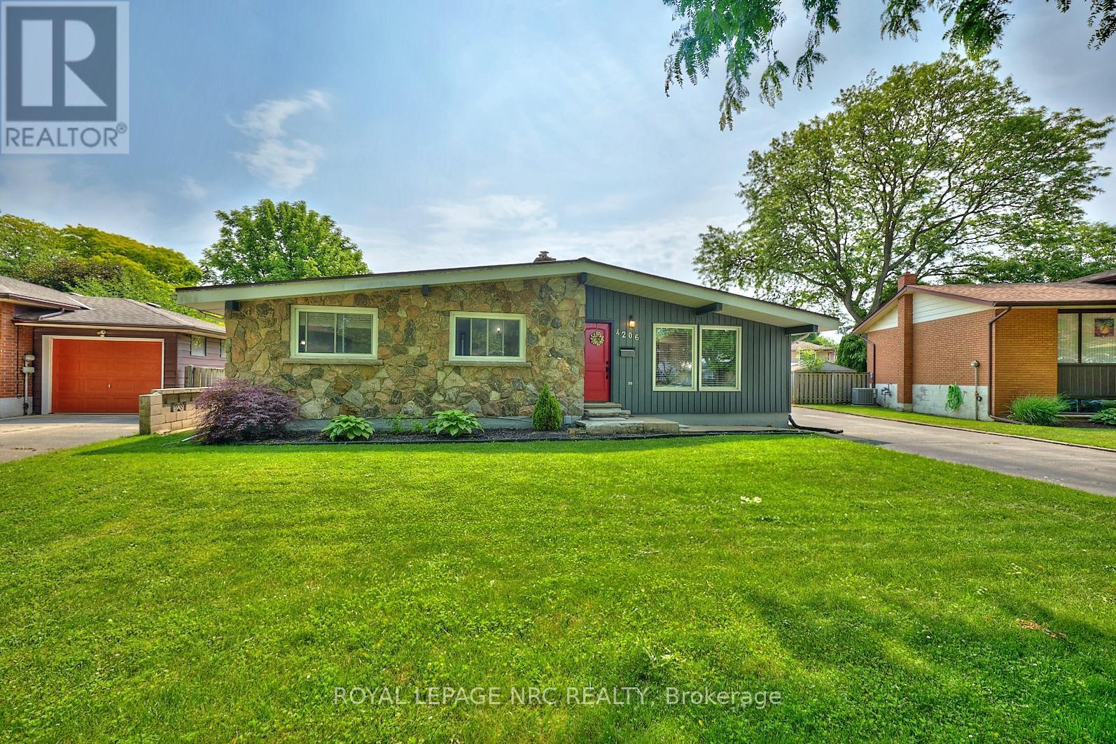 












4206 GLENAYR AVENUE

,
Niagara Falls (Morrison),




Ontario
L2E6J9

