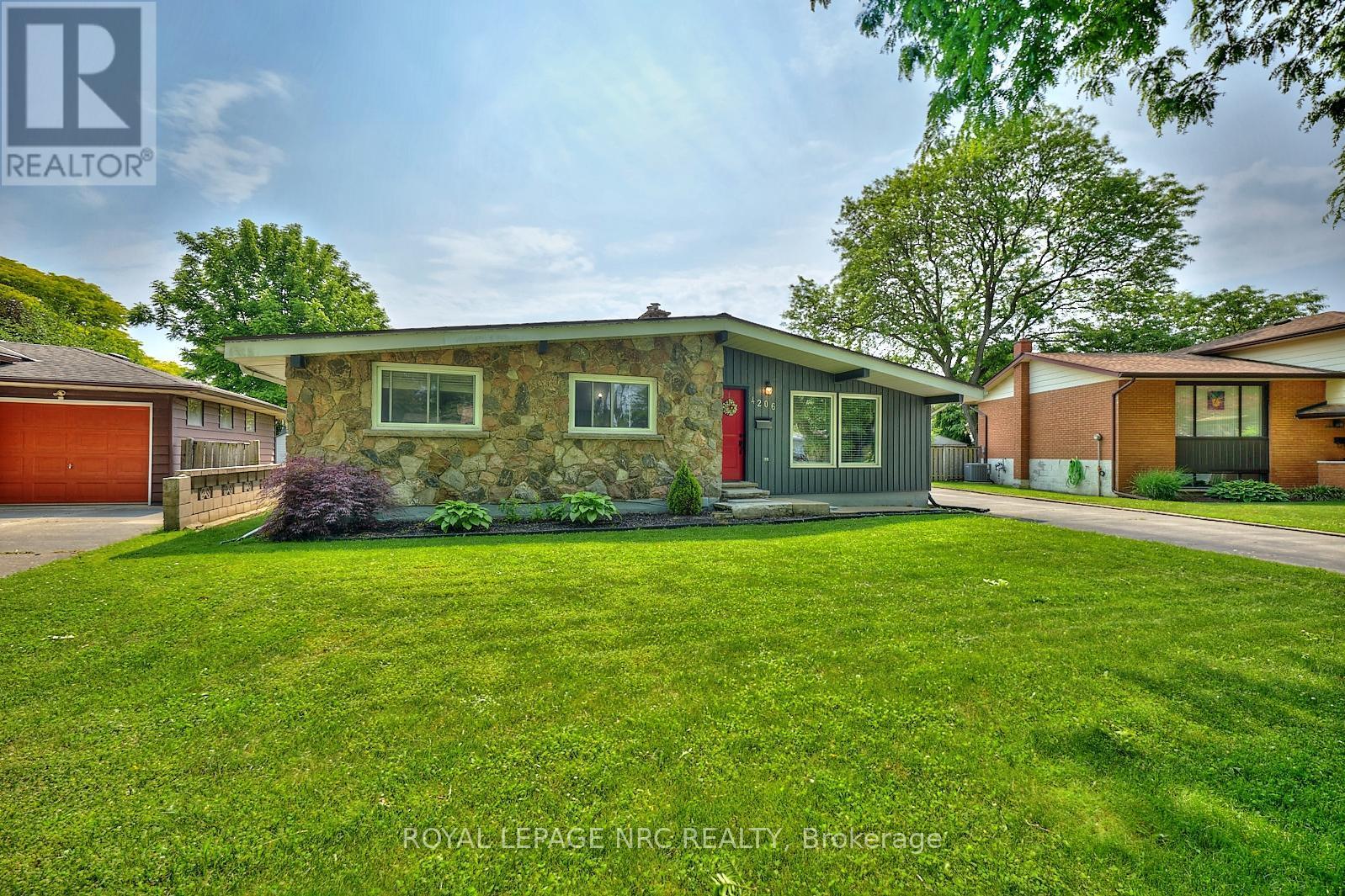 












4206 GLENAYR AVENUE

,
Niagara Falls (Morrison),




Ontario
L2E6J9

