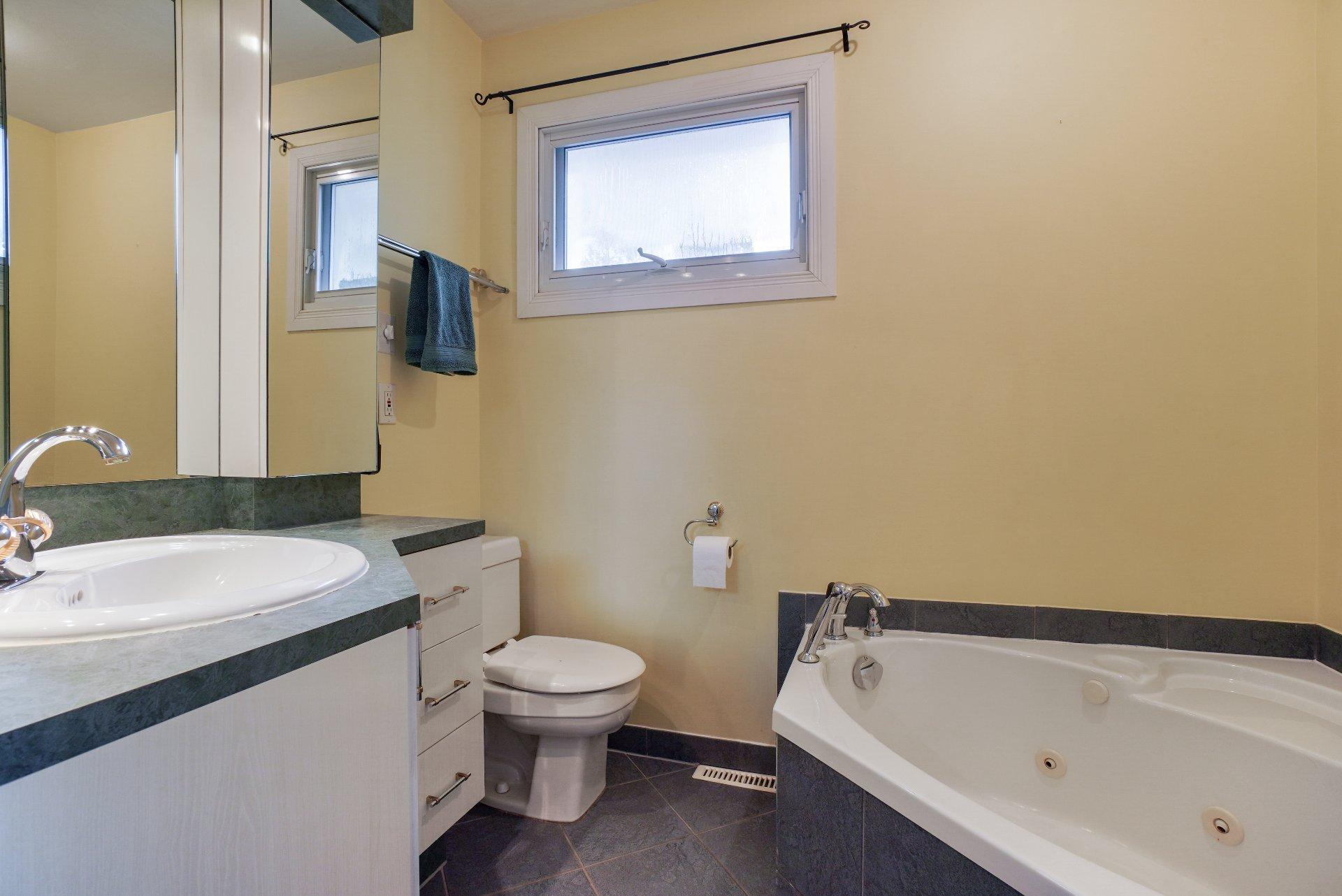 









161


Rue Bisley

,
Beaconsfield,




QC
H9W1G5

