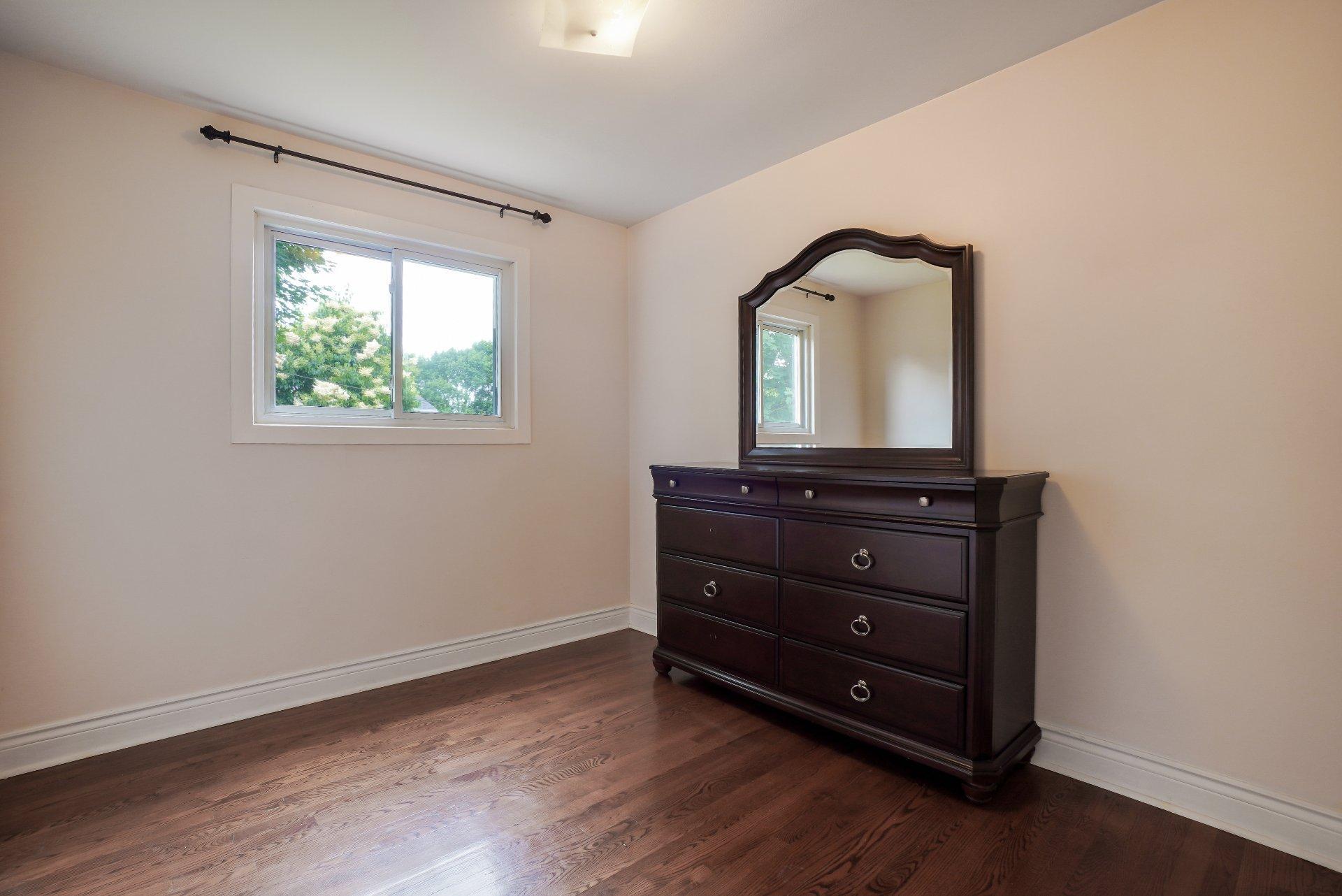 









161


Rue Bisley

,
Beaconsfield,




QC
H9W1G5

