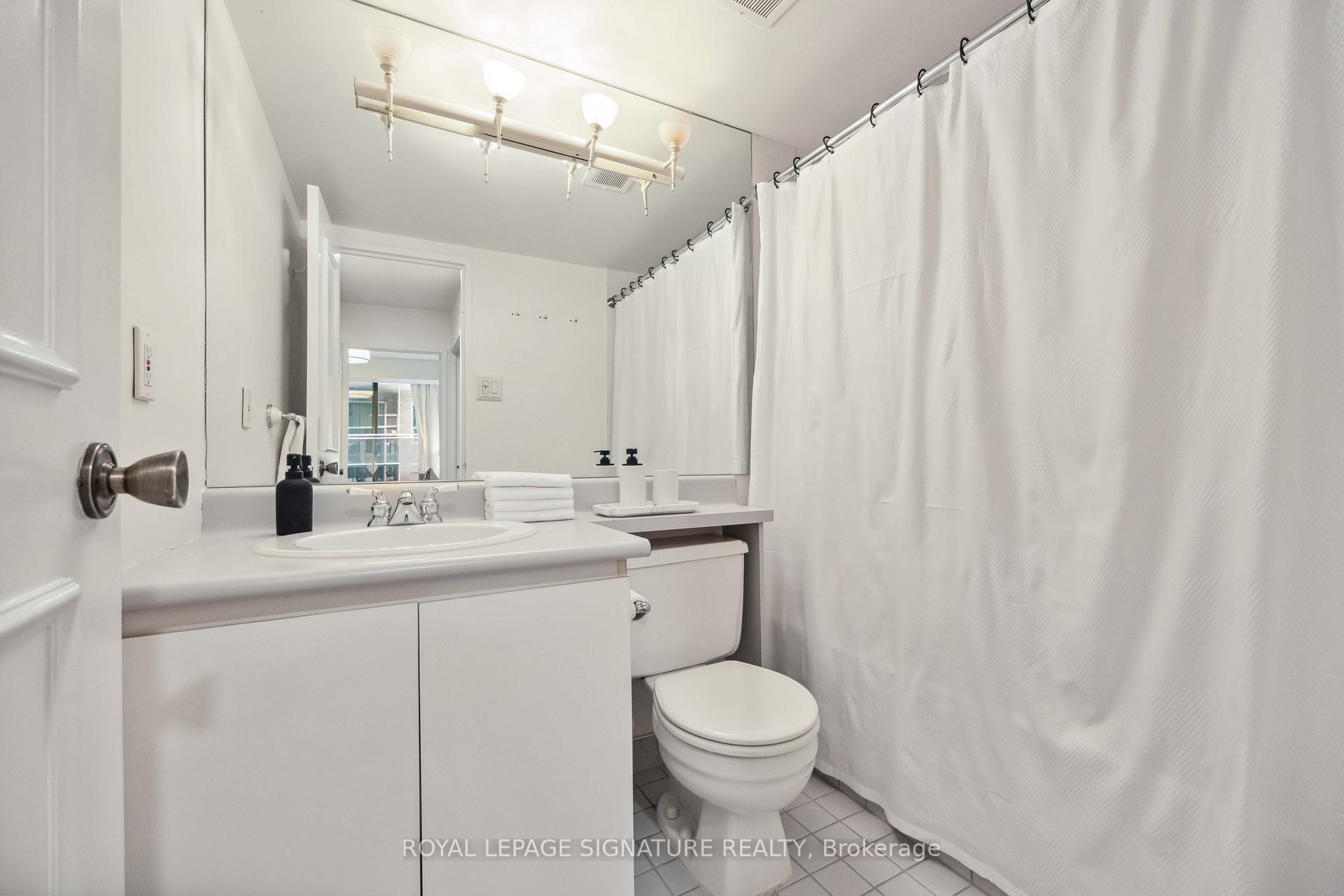 









212


St. George

Street, 201,
Toronto,




ON
M5R 2N5

